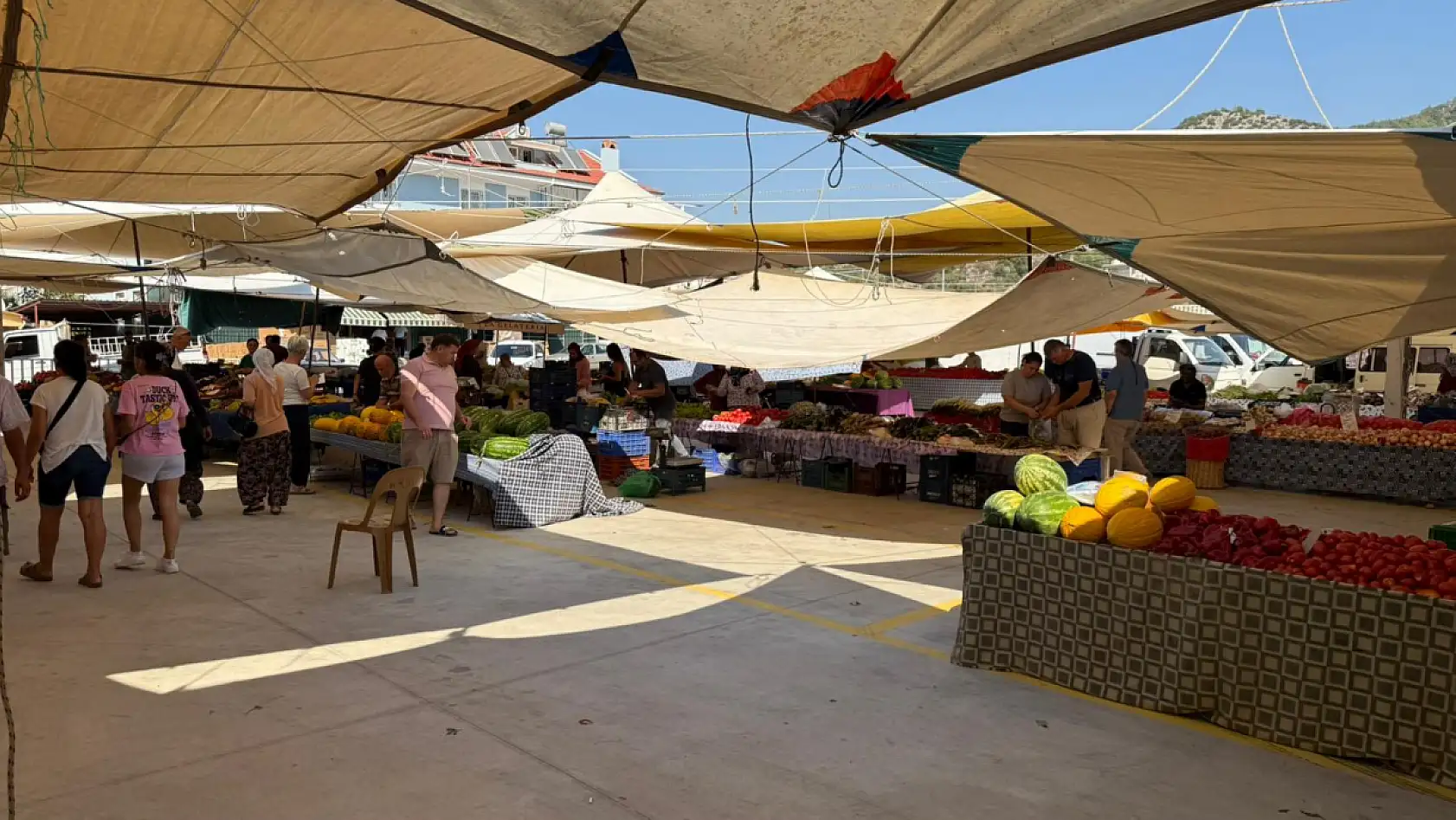 Fethiye Perşembe Pazarı'nda Esnaf Sezon Yoğunluğunu Bekliyor