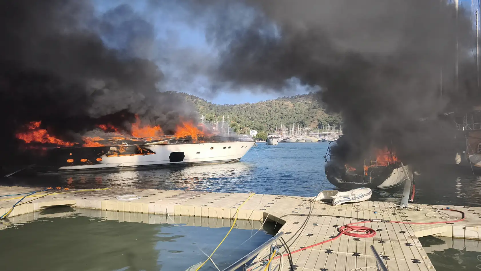 Fethiye Karagözler'de korkutan yangın: Üç tekne bir motor yat kullanılamaz hale geldi