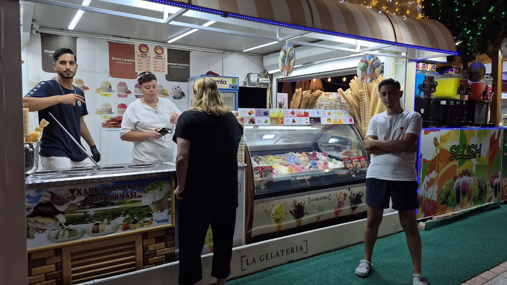 Fethiye Hisarönü'nde Dondurma Satışları Hareketlendi: Topu 100 Lira