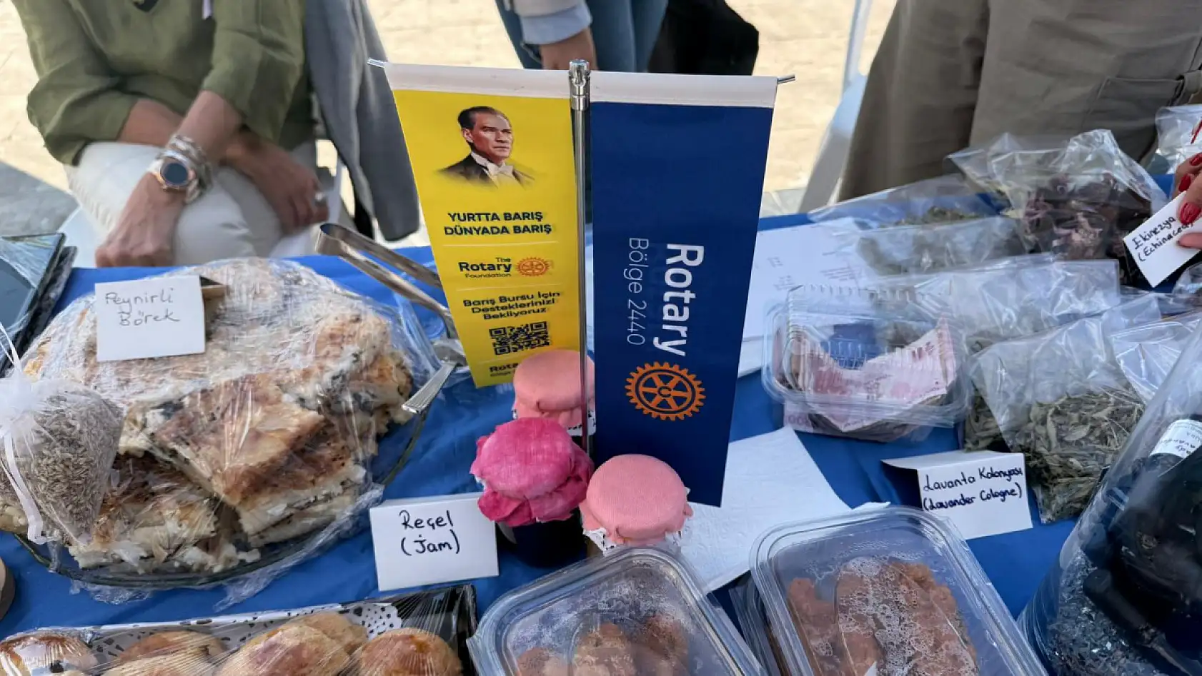 Fethiye Rotary Kulübü, Beşkaza Meydanı'nda yerini aldı