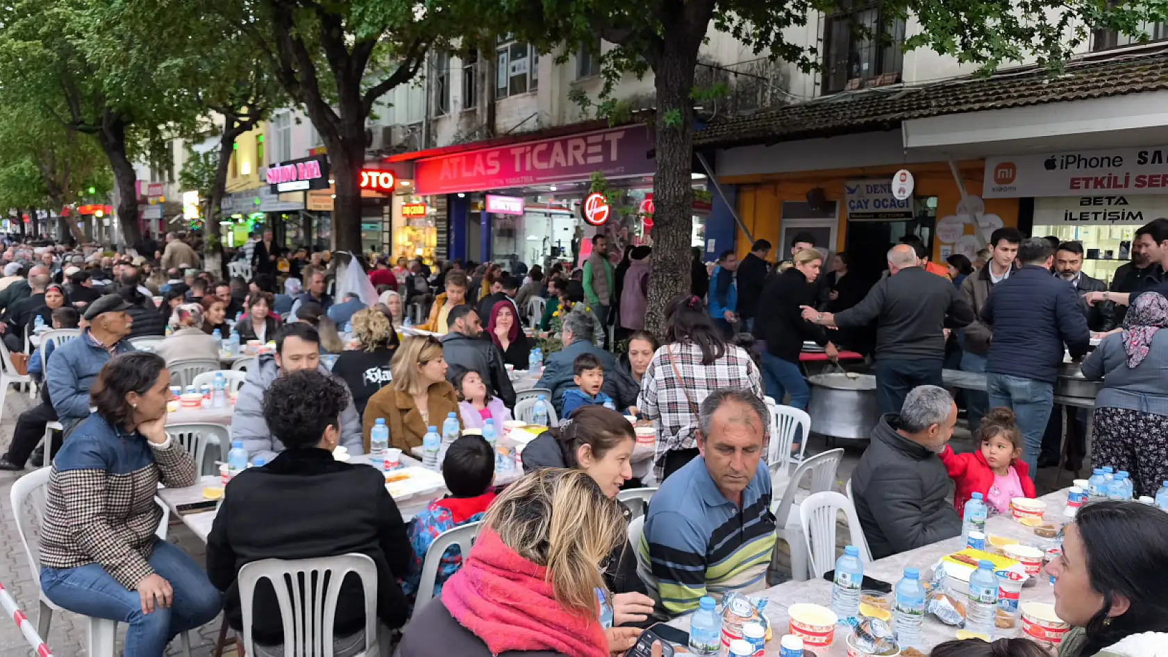 Fethiye'de çarşı esnaflarından geleneksel iftar yemeği