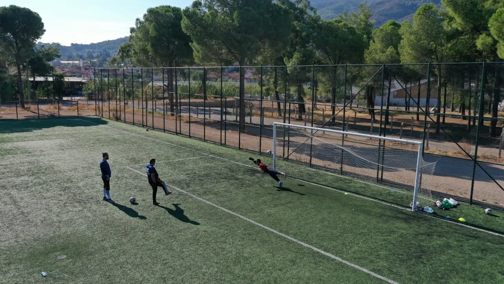 Başkan Akdenizli, Futbolculara Baklava İkram Etti