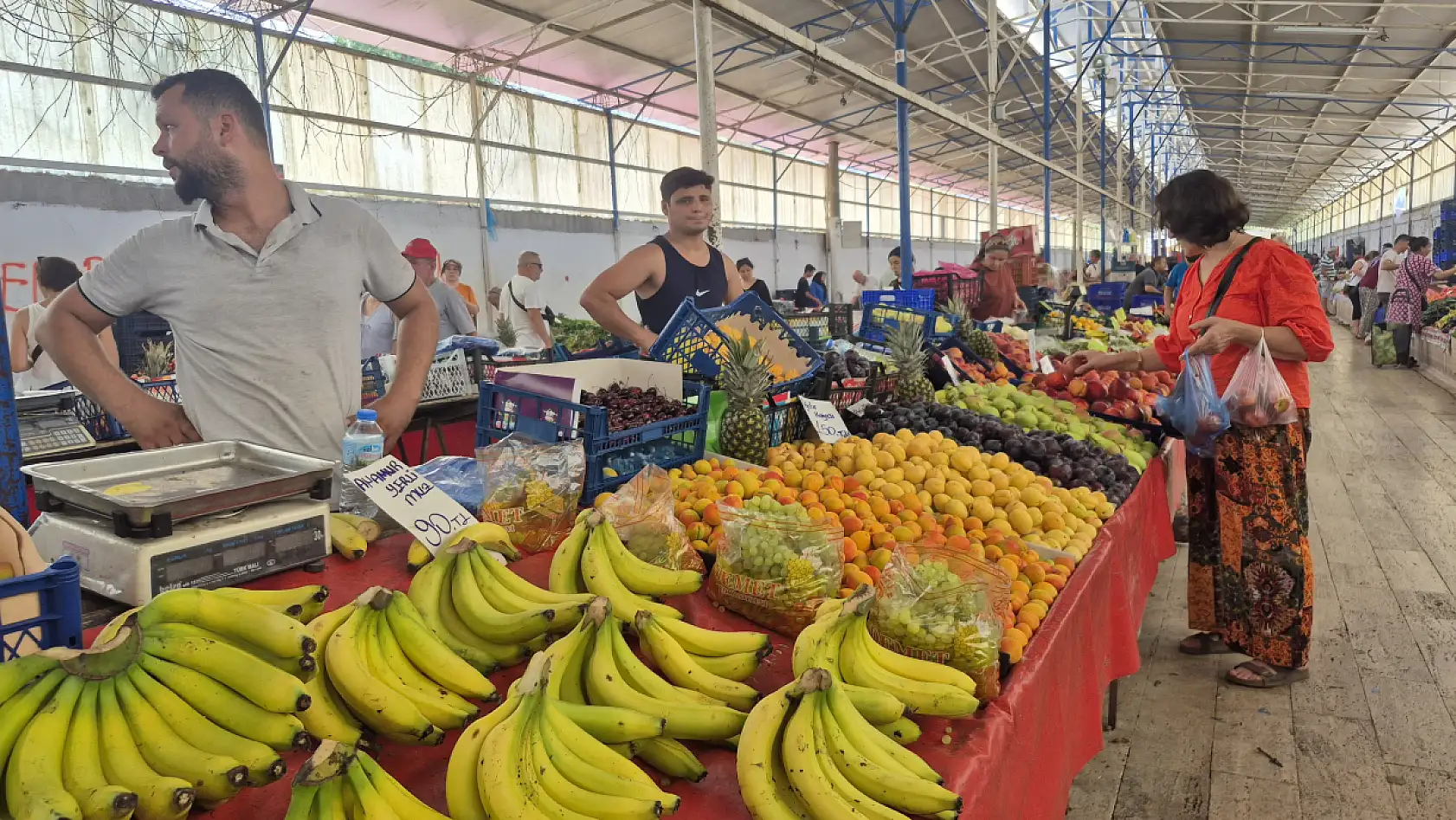 Fethiye Salı Pazarı'nda  Hem Üretici Hem Emekli Fiyatlardan Dertli