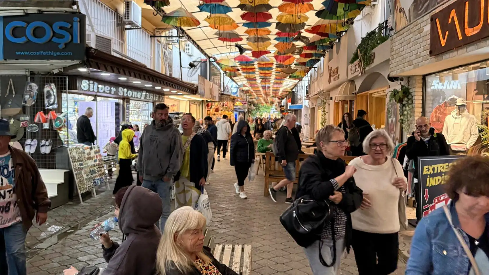 Fethiye'de Sağanak Yağışla Beraber Trafik ve Şemsiyeli Sokak'ta Yoğunluk