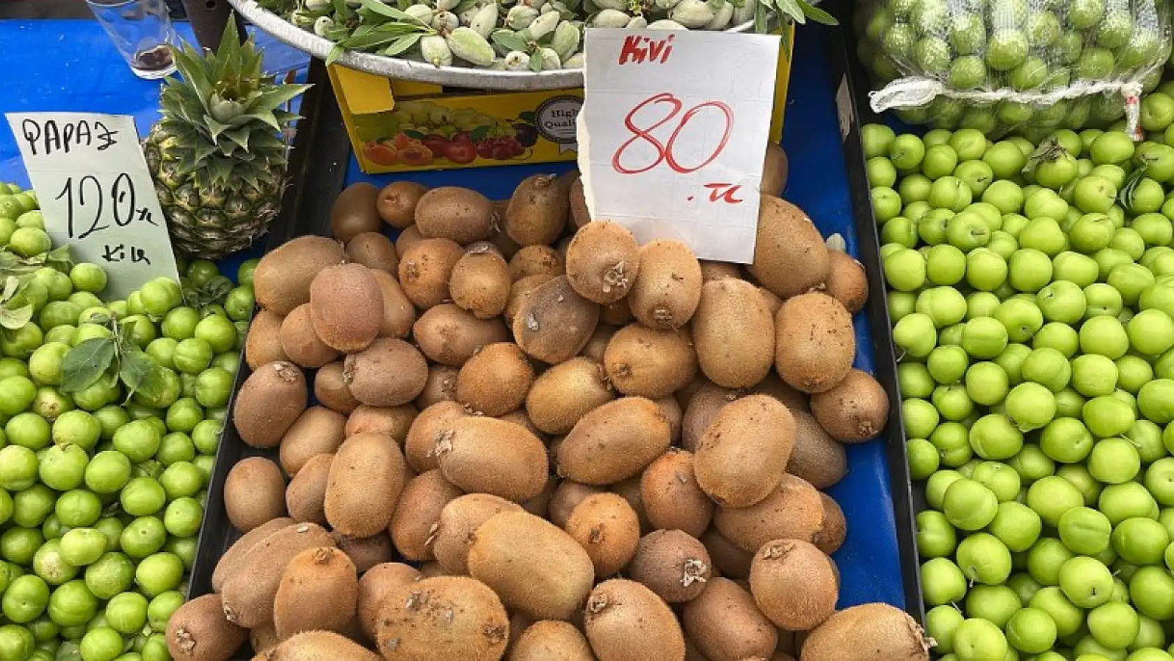 Fethiye'de yaz meyveleri tezgâhları süslüyor