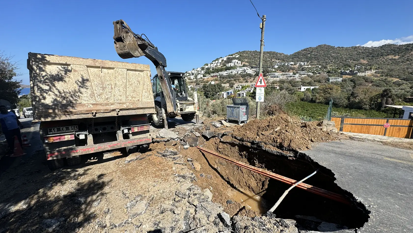 Bodrum'da isale hattının patlaması sonucu yolda göçük oluştu