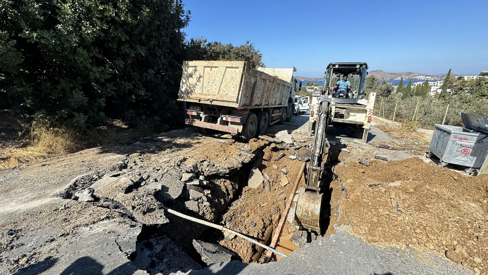 Bodrum'da isale hattının patlaması sonucu yolda göçük oluştu