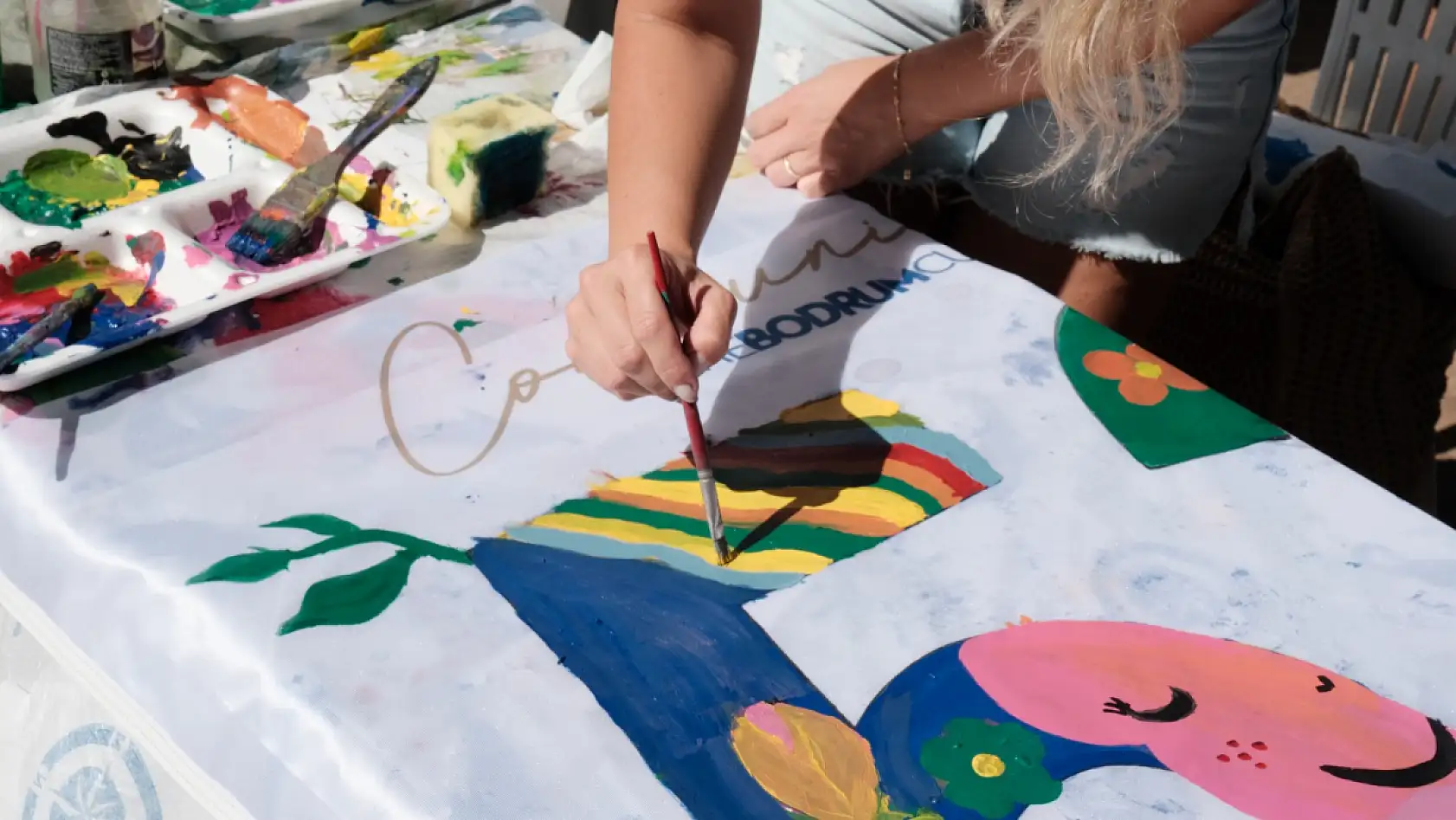 Bodrum Cup öncesi özel öğrenciler teknelerin yarış bayraklarını boyadı