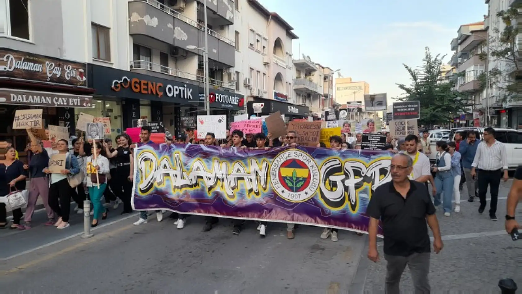 Dalaman'da kadına şiddet ve çocuk istismarına karşı yürüyüş yapıldı