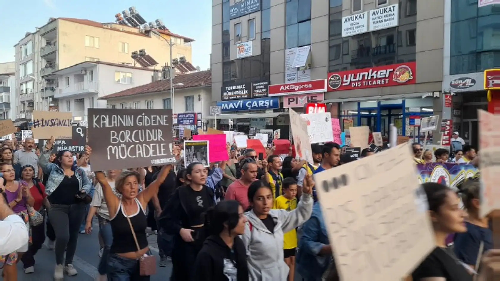 Dalaman'da kadına şiddet ve çocuk istismarına karşı yürüyüş yapıldı