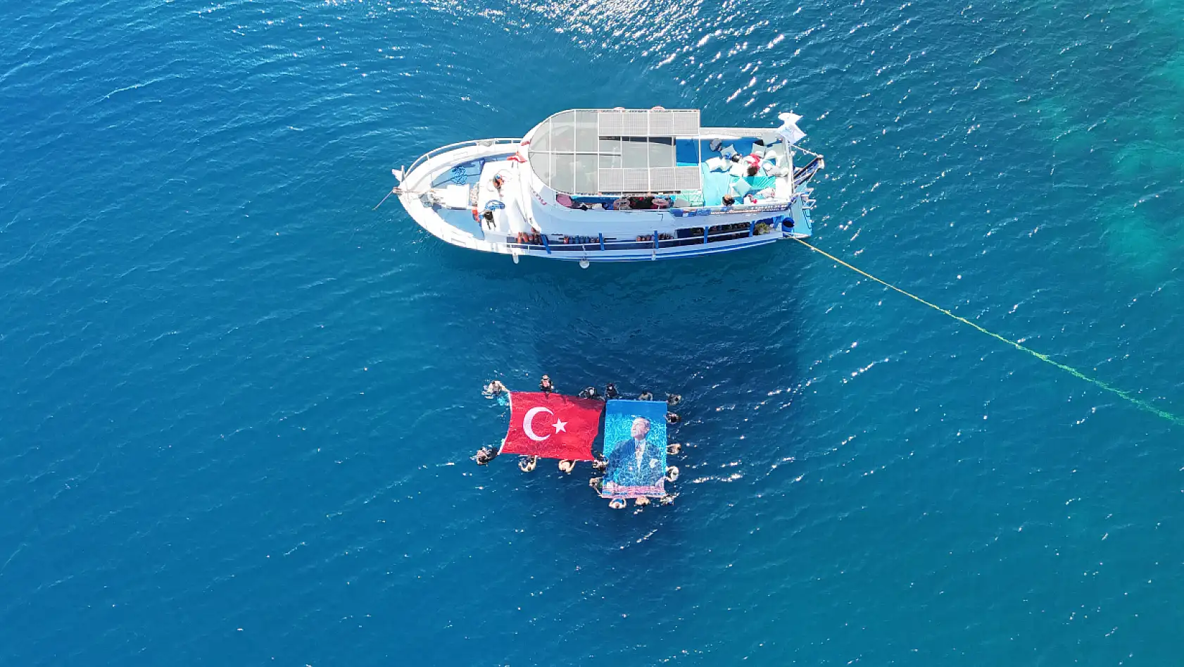 Bodrum'da dalgıçlar su yüzeyinde ve su altında Cumhuriyet'in 101. yıl dönümünü kutladı