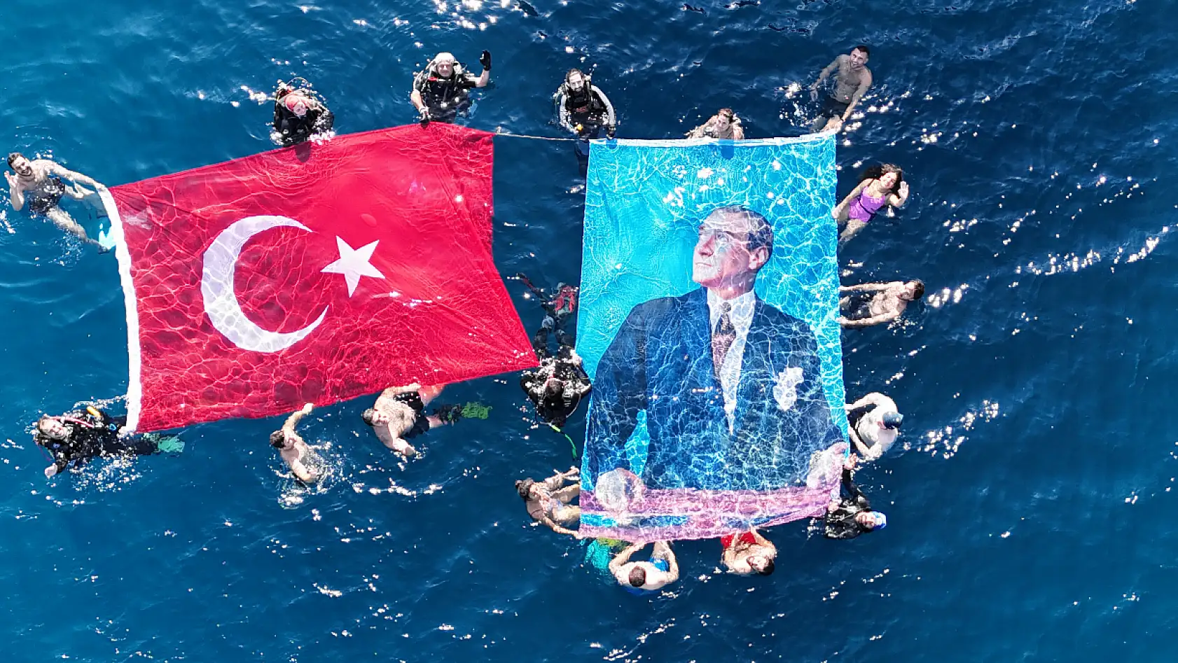 Bodrum'da dalgıçlar su yüzeyinde ve su altında Cumhuriyet'in 101. yıl dönümünü kutladı