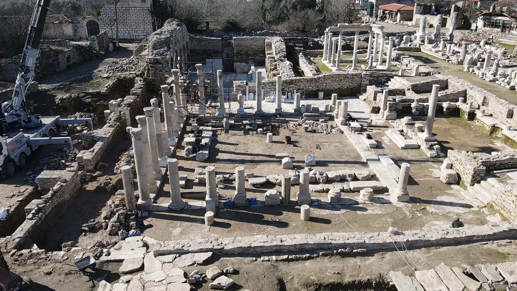 'Gladyatörler kenti' Stratonikeia'nın Roma hamamı sütunları ayağa kaldırıldı