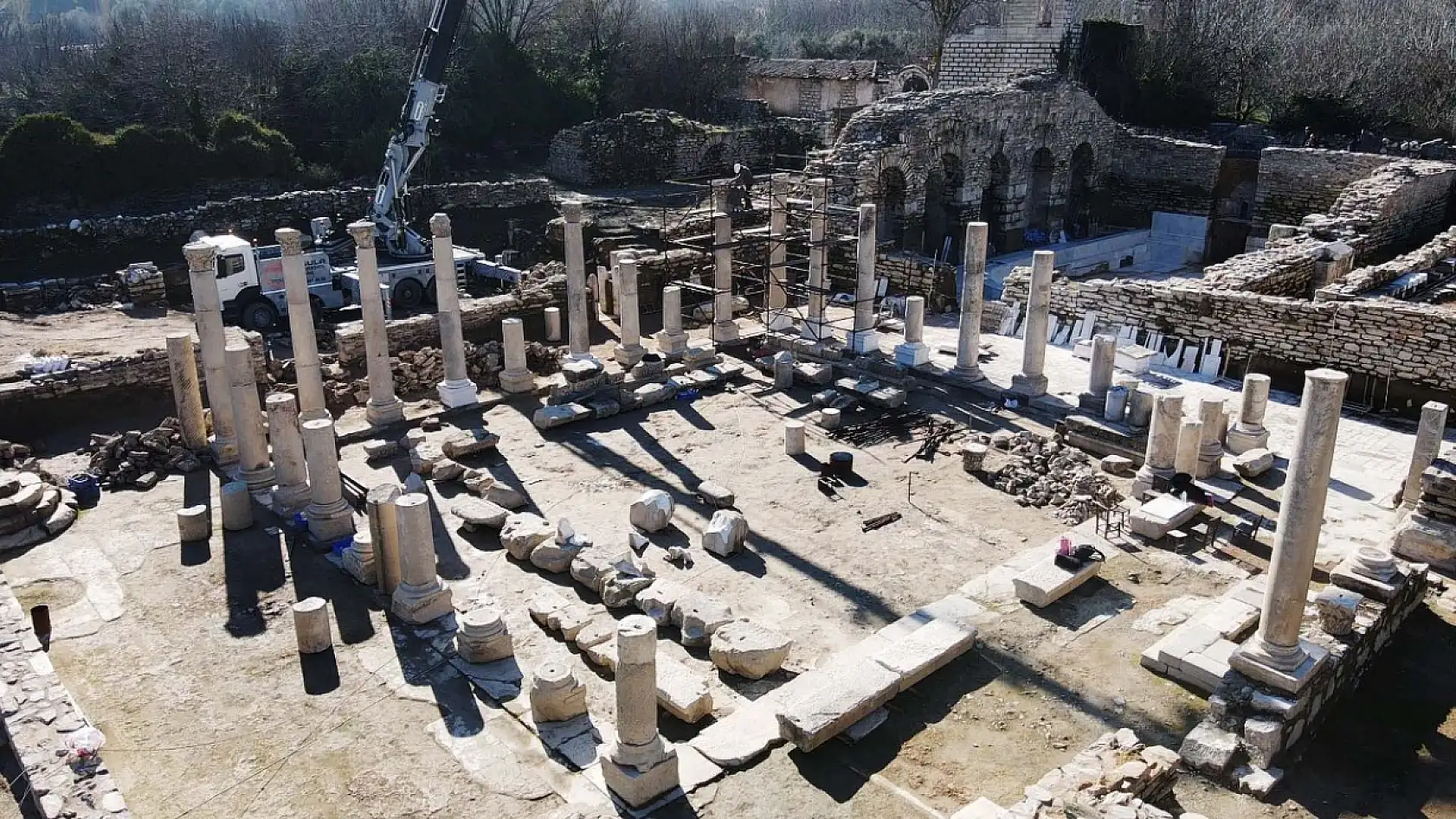 'Gladyatörler kenti' Stratonikeia'nın Roma hamamı sütunları ayağa kaldırıldı