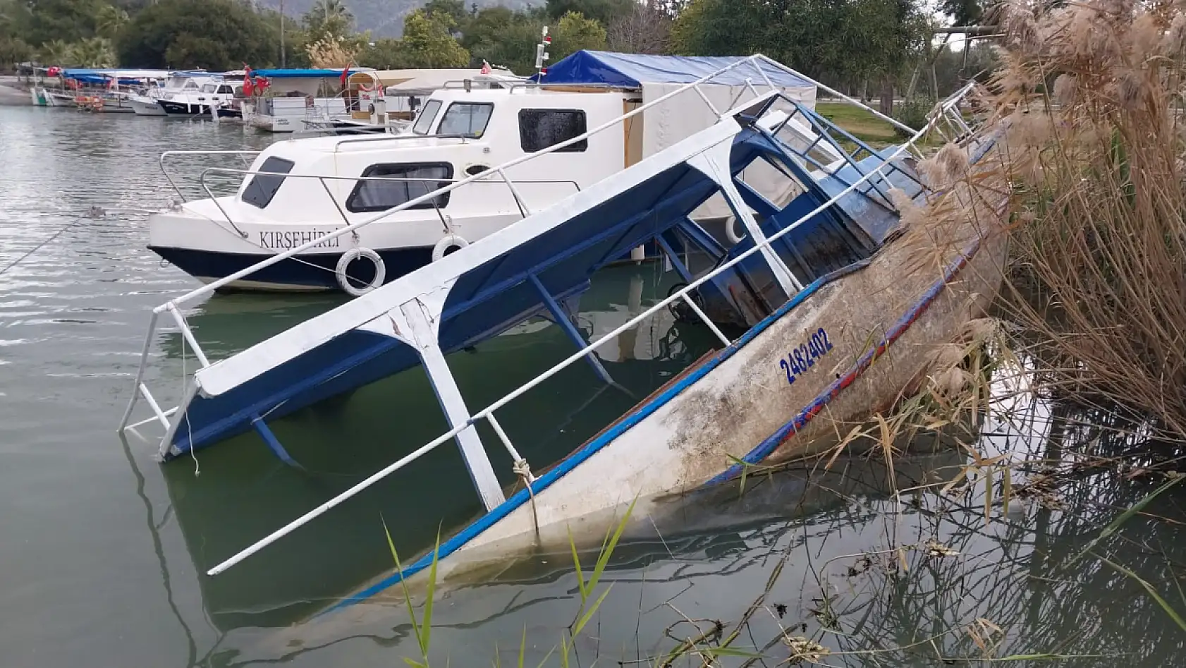 Ortaca'da barınaktaki balıkçı teknesi battı