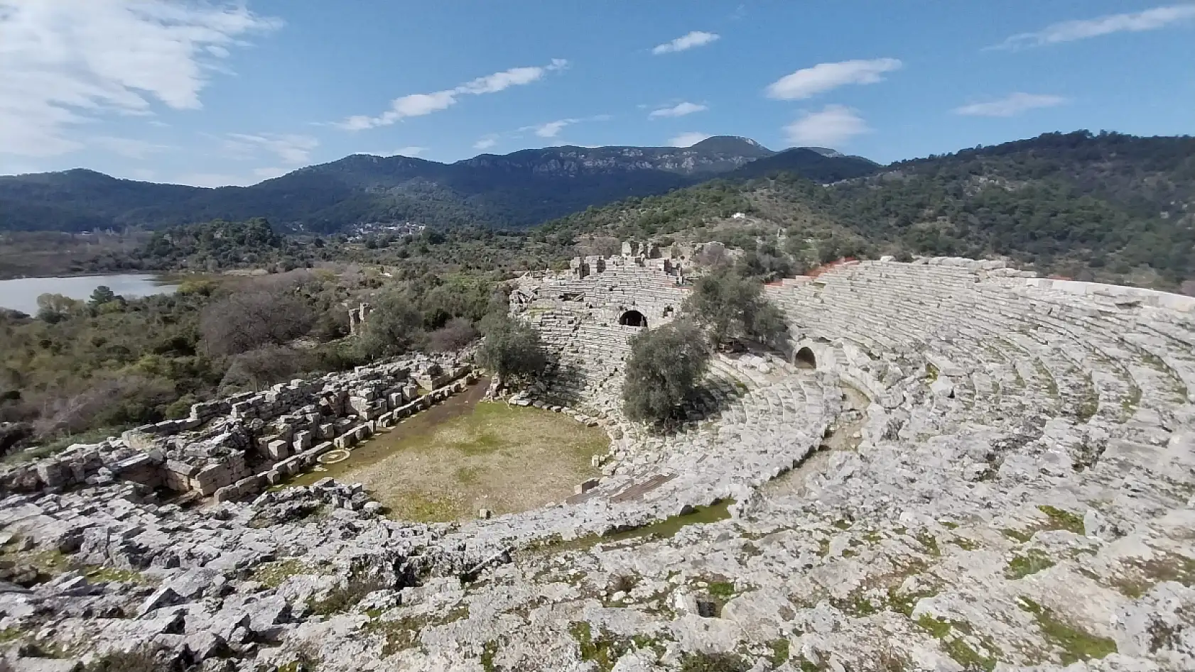 Kaunos Antik Kenti kış mevsiminde de ziyaretçilerine etkileyici manzaralar sunuyor