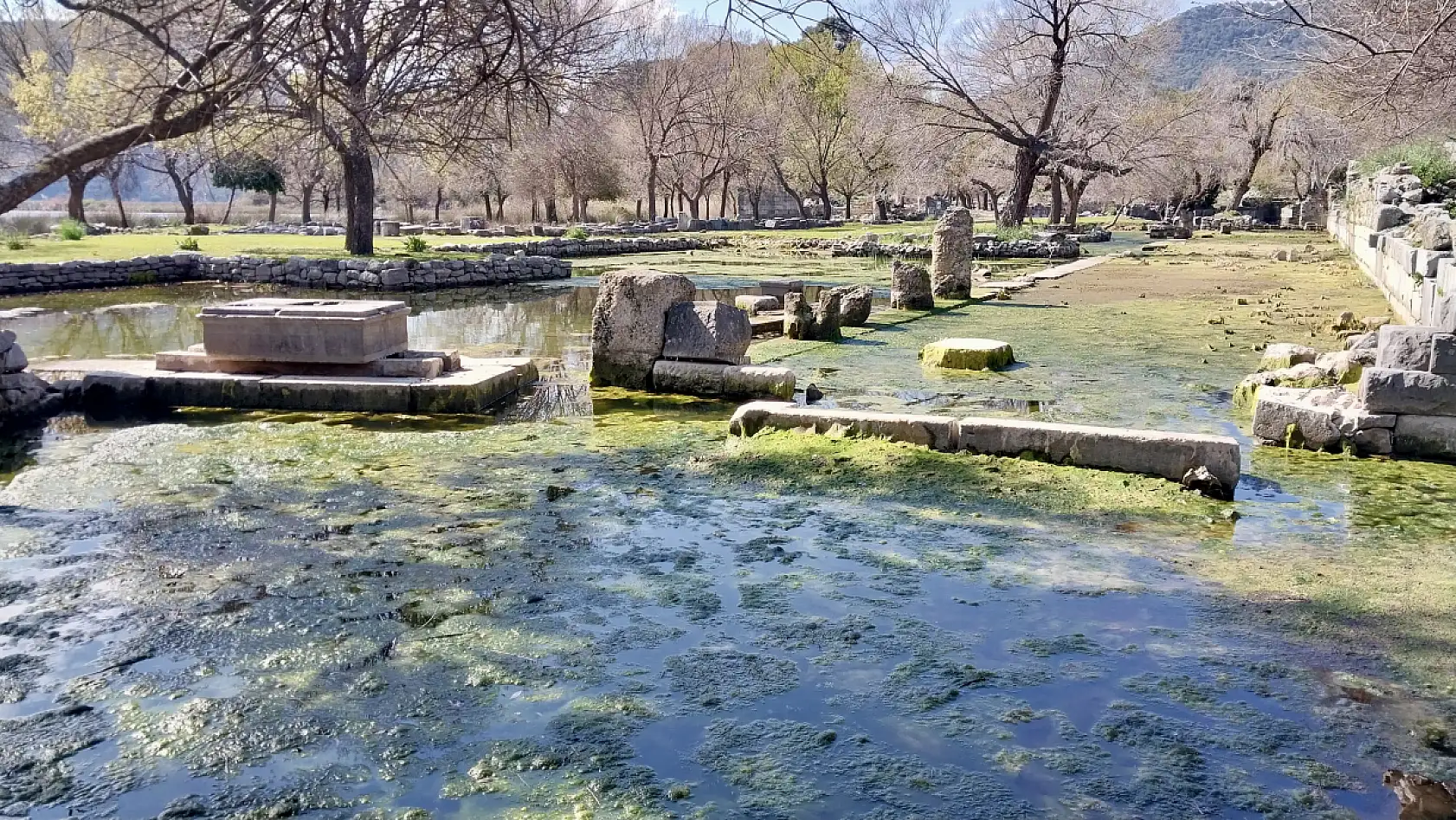 Kaunos Antik Kenti kış mevsiminde de ziyaretçilerine etkileyici manzaralar sunuyor