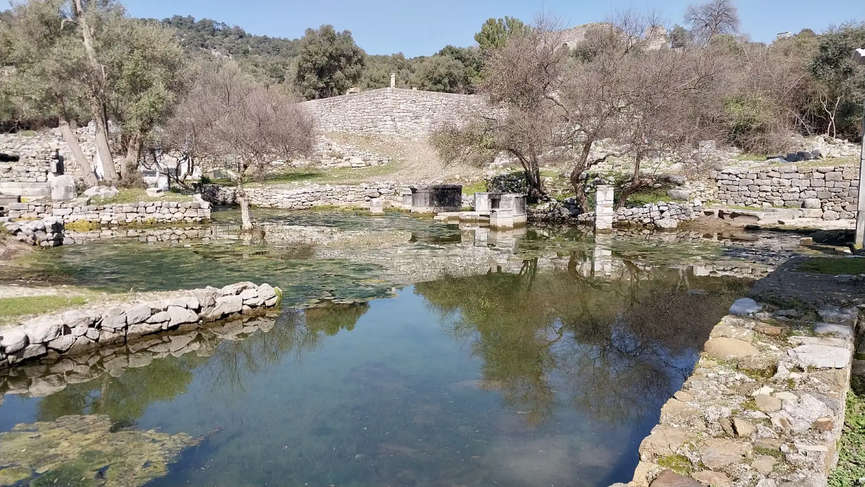 Kaunos Antik Kenti kış mevsiminde de ziyaretçilerine etkileyici manzaralar sunuyor