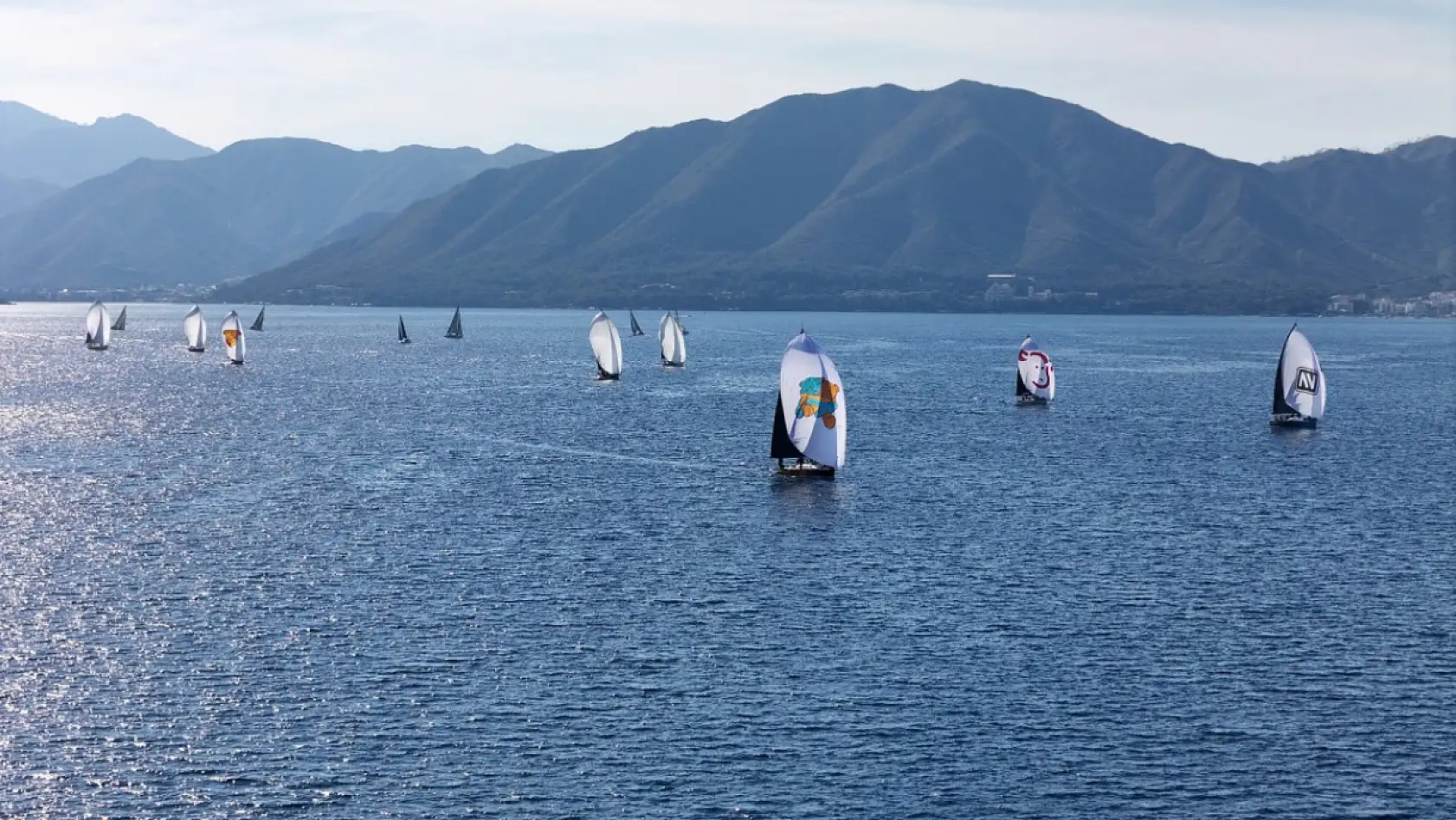 Yat yarışlarında Marmaris MIYC Kış Trofesi'nin 3. ayağı devam ediyor