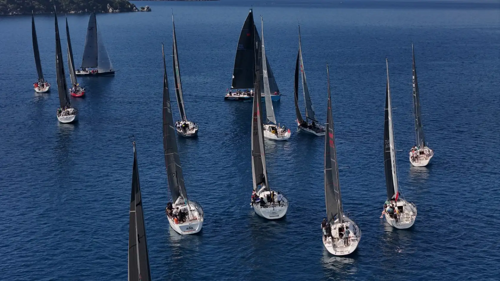 Muğla'nın Marmaris ilçesinde düzenlenen yat yarışlarının ikinci günü tamamlandı