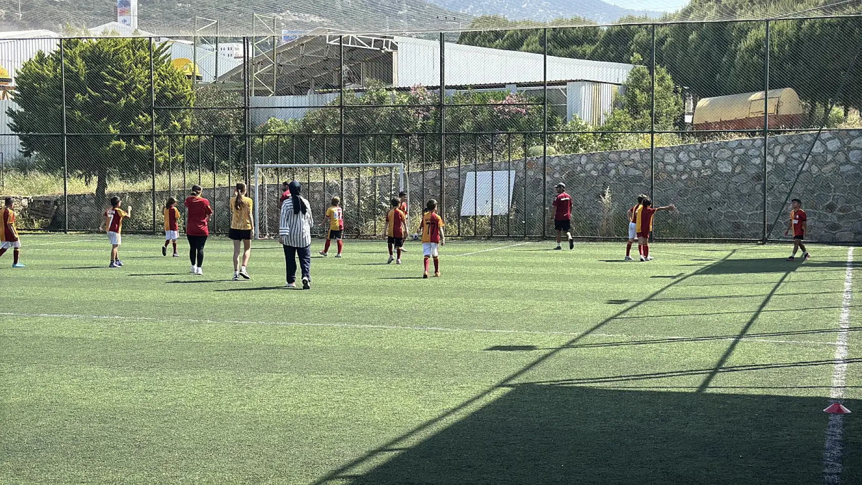 Bodrum'da anneler çocuklarıyla futbol oynama heyecanını yaşadı
