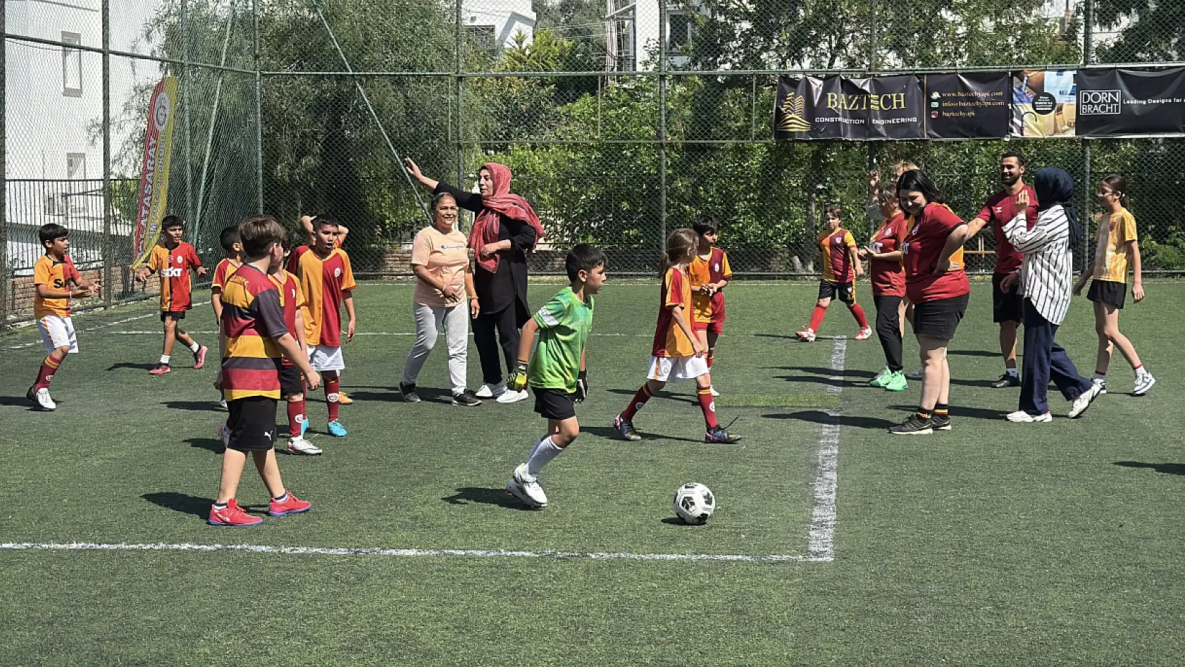 Bodrum'da anneler çocuklarıyla futbol oynama heyecanını yaşadı