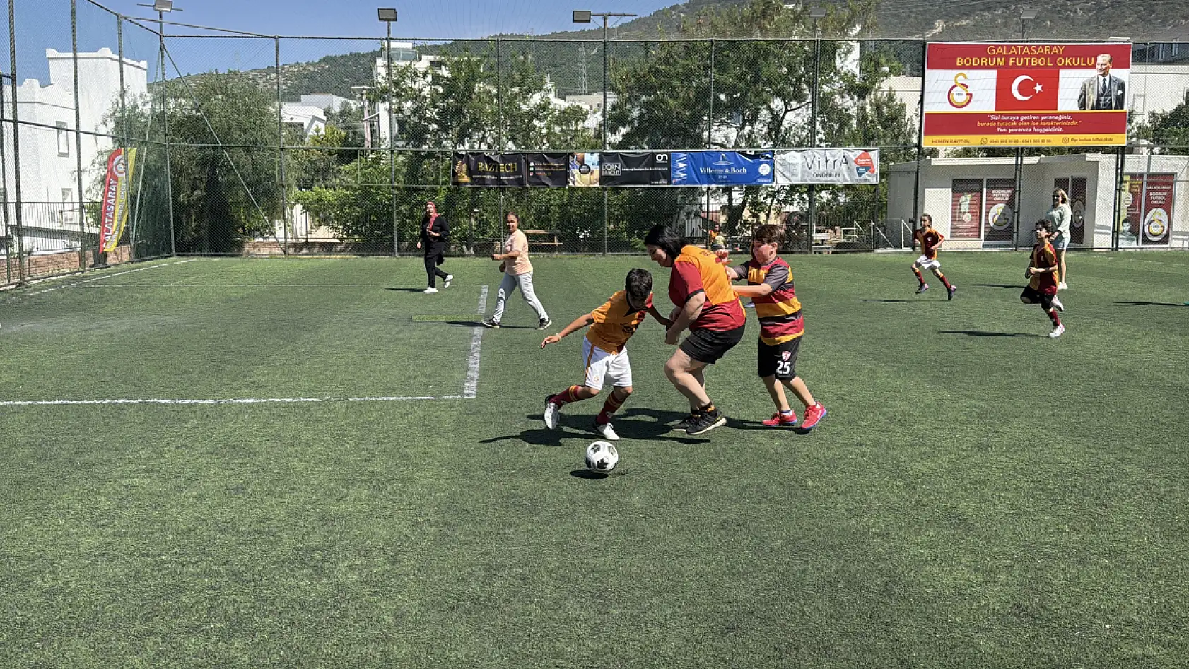 Bodrum'da anneler çocuklarıyla futbol oynama heyecanını yaşadı