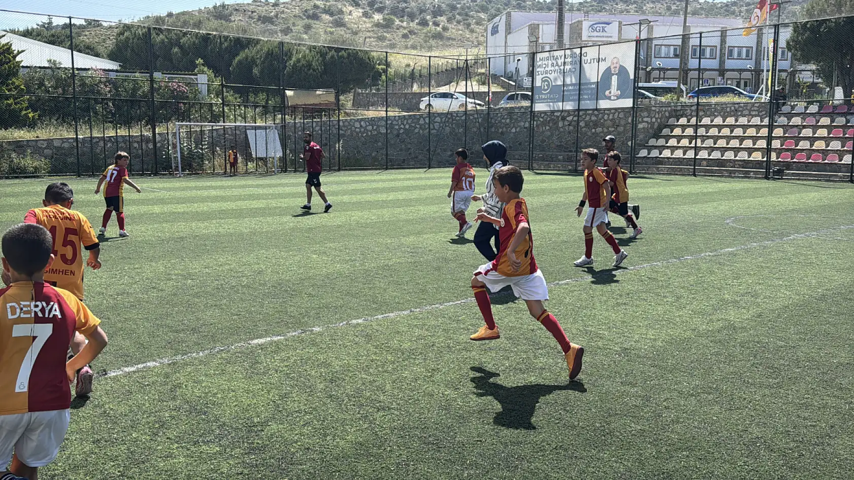 Bodrum'da anneler çocuklarıyla futbol oynama heyecanını yaşadı