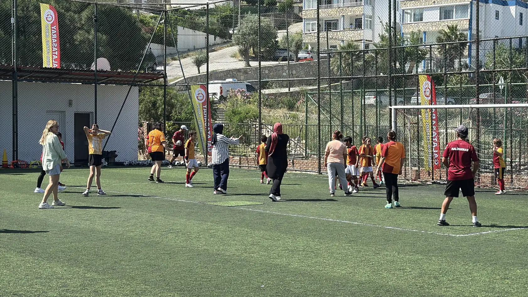 Bodrum'da anneler çocuklarıyla futbol oynama heyecanını yaşadı