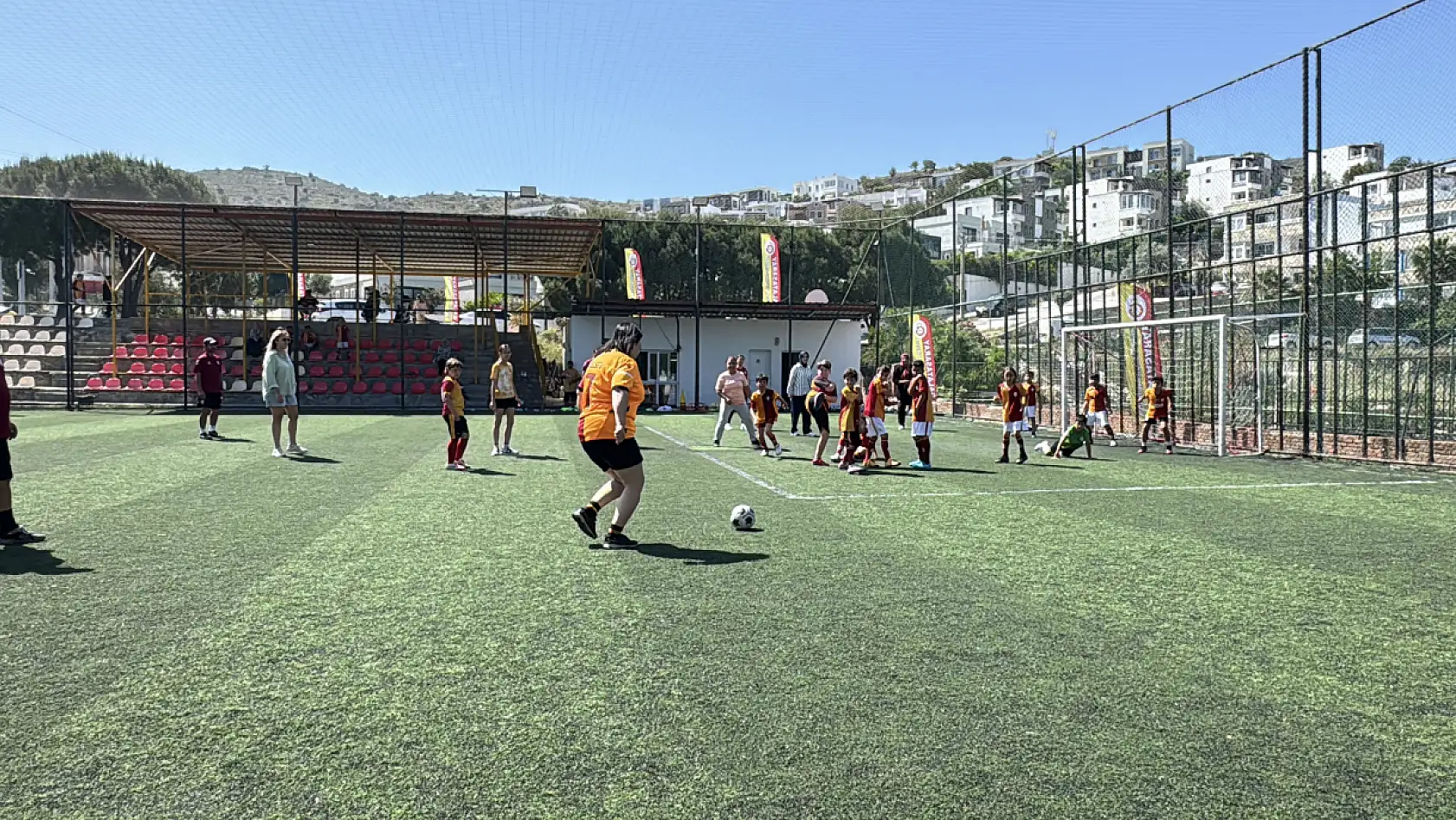 Bodrum'da anneler çocuklarıyla futbol oynama heyecanını yaşadı