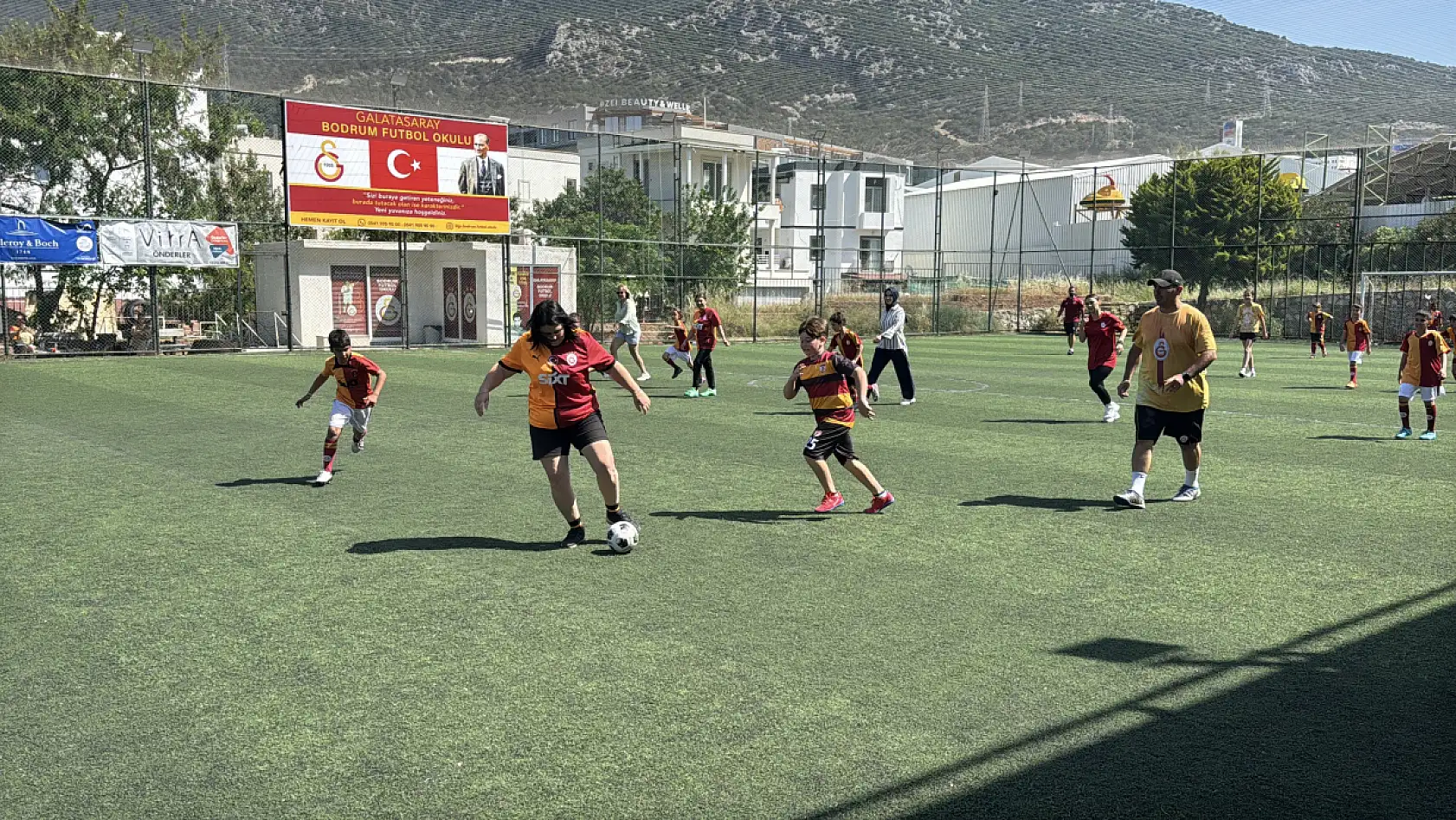 Bodrum'da anneler çocuklarıyla futbol oynama heyecanını yaşadı