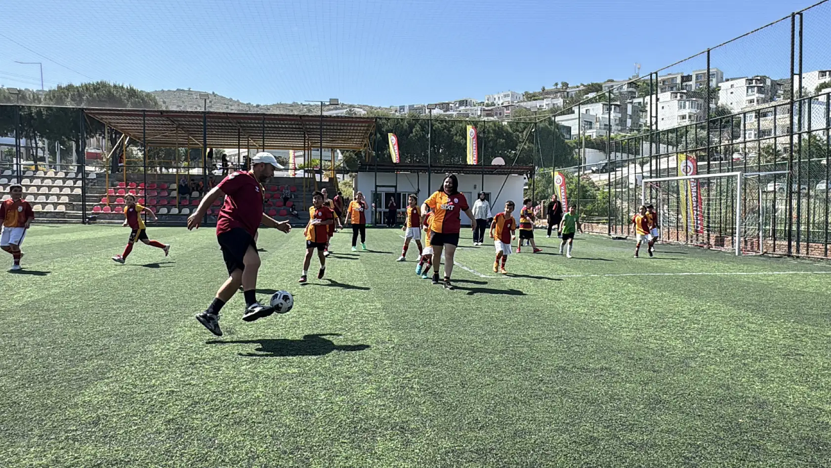 Bodrum'da anneler çocuklarıyla futbol oynama heyecanını yaşadı
