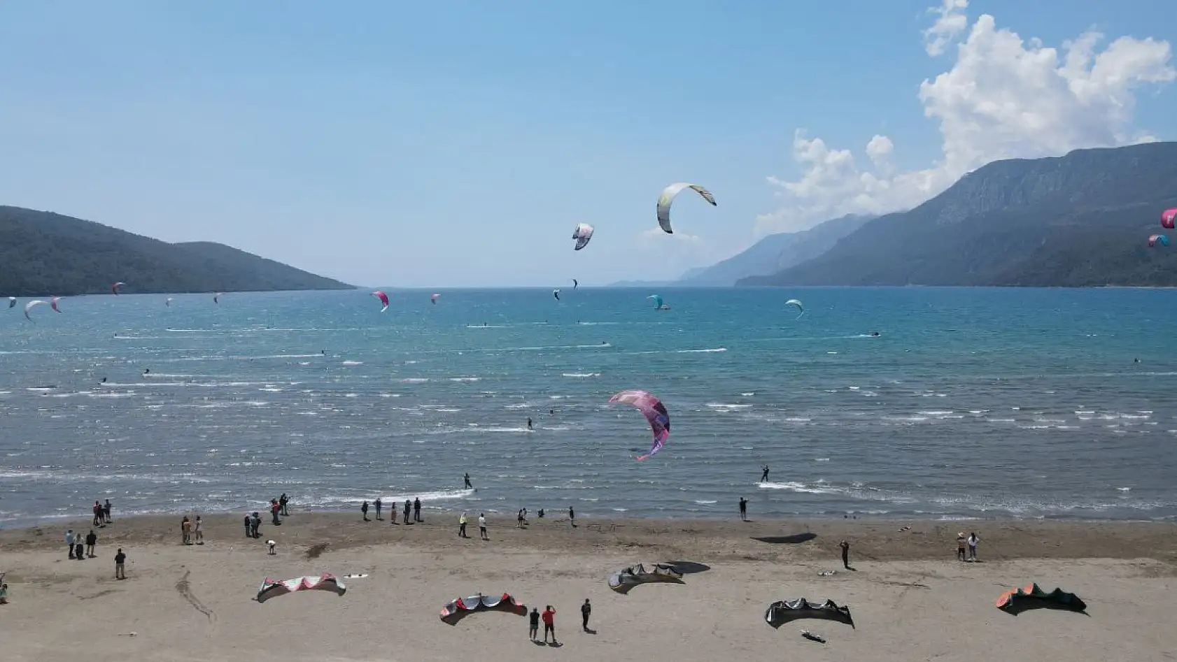 Muğla, Akyaka'da rüzgar sörfü şenliği yapıldı