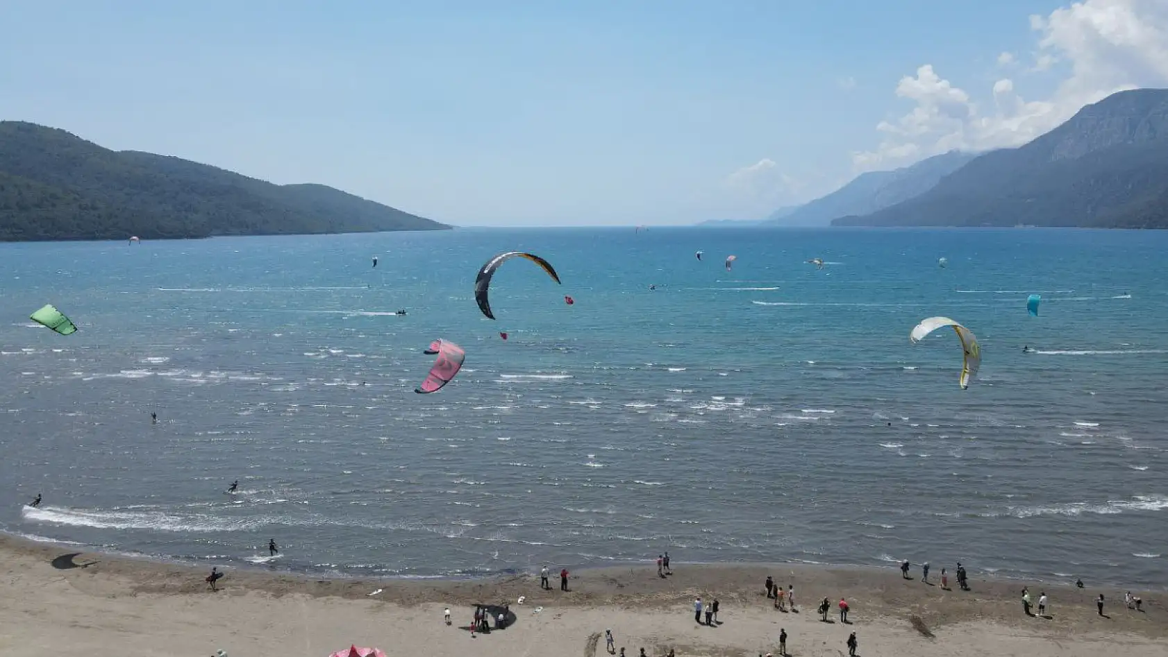 Muğla, Akyaka'da rüzgar sörfü şenliği yapıldı