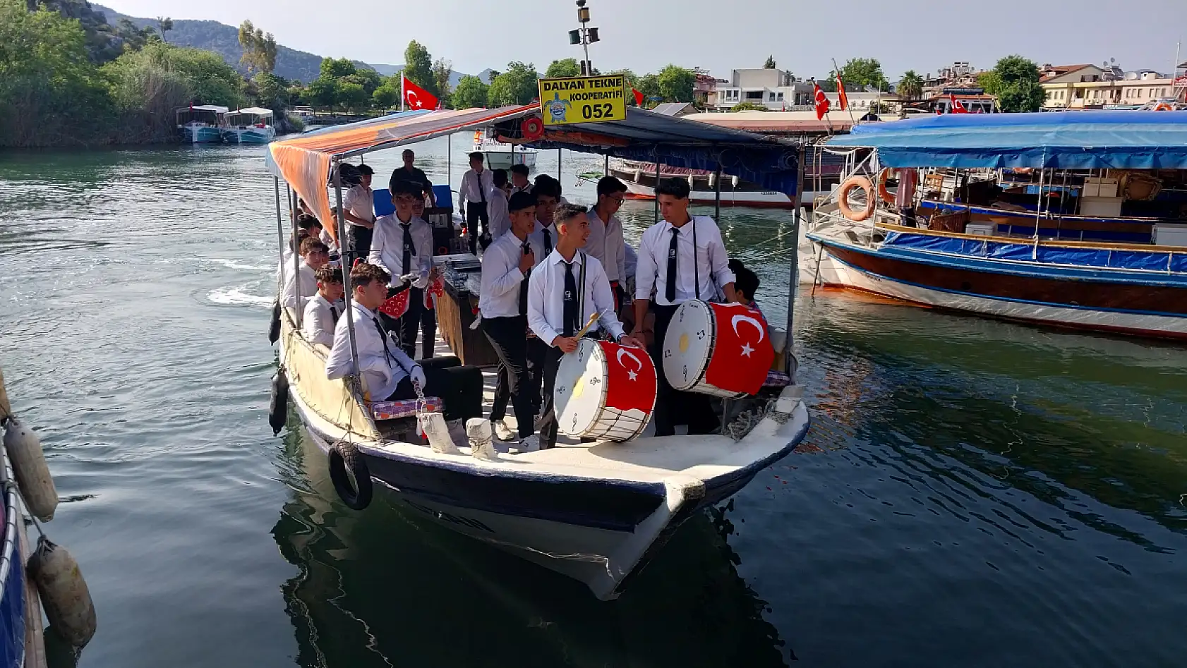 Muğla'da 19 Mayıs, teknelerde bando takımı eşliğinde kutlandı