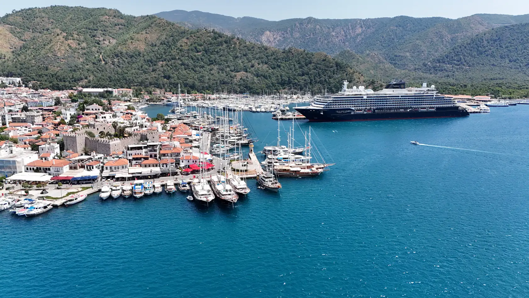 'Explora I' kruvaziyeri Marmaris'e 639 yolcu getirdi