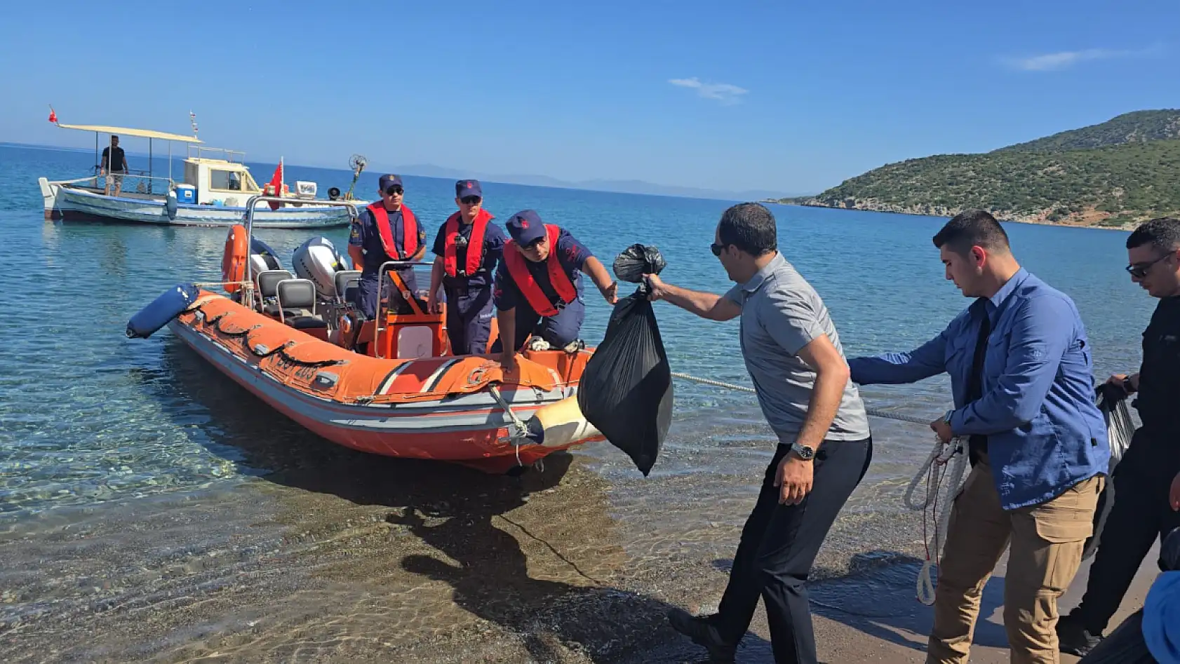 Datça'da tarihi Karia Yolu ve sahillerde çevre temizliği yapıldı