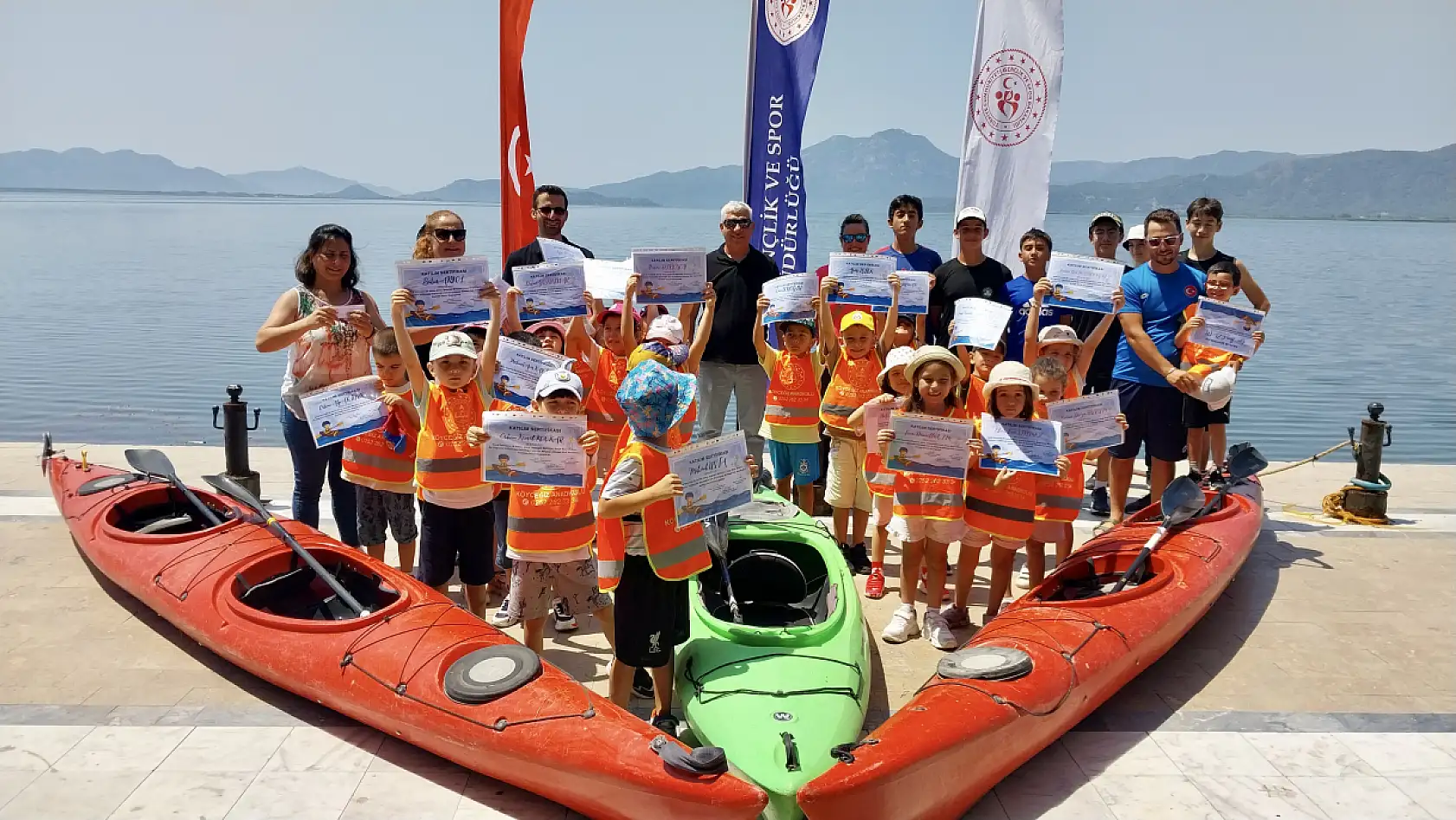 Muğla'da anaokulu öğrencileri kürek çekti