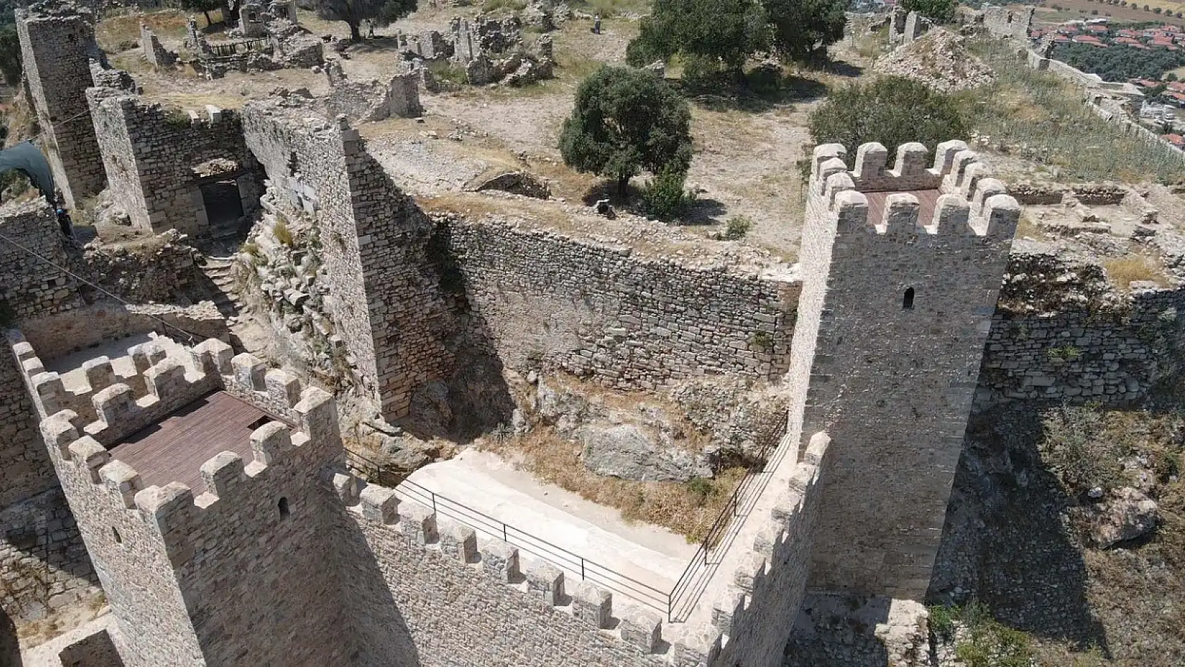 Beçin Antik Kenti'ndeki kazılarda ok uçları bulundu