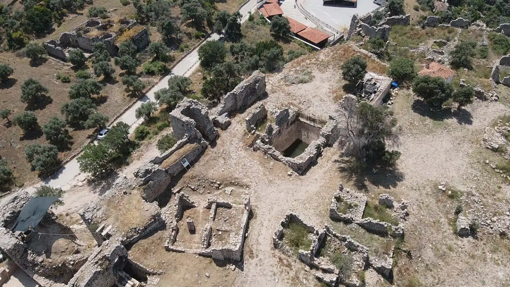 Beçin Antik Kenti'ndeki kazılarda ok uçları bulundu