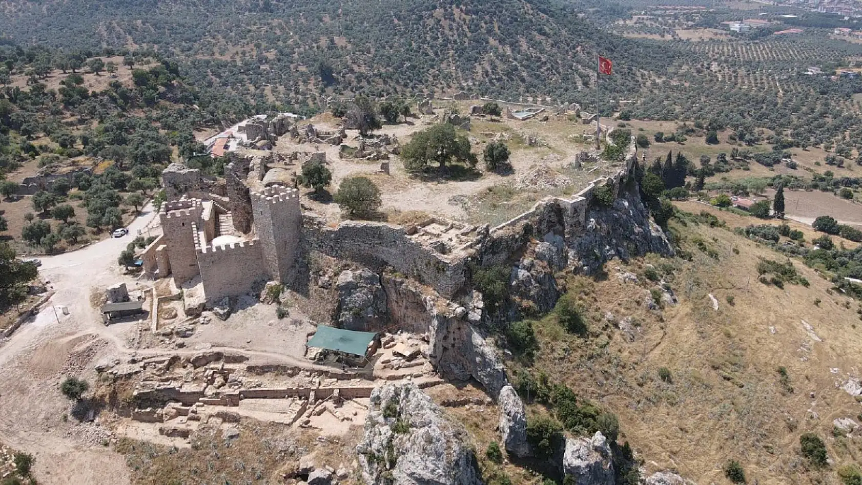 Beçin Antik Kenti'ndeki kazılarda ok uçları bulundu