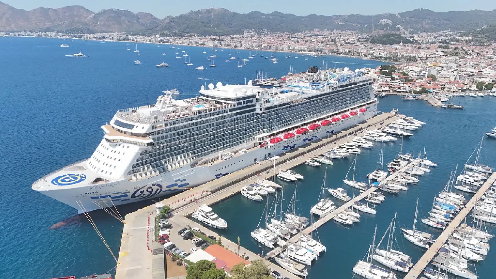 'Aroya' kruvaziyeri 2 bin 241 yolcusuyla Marmaris'e geldi