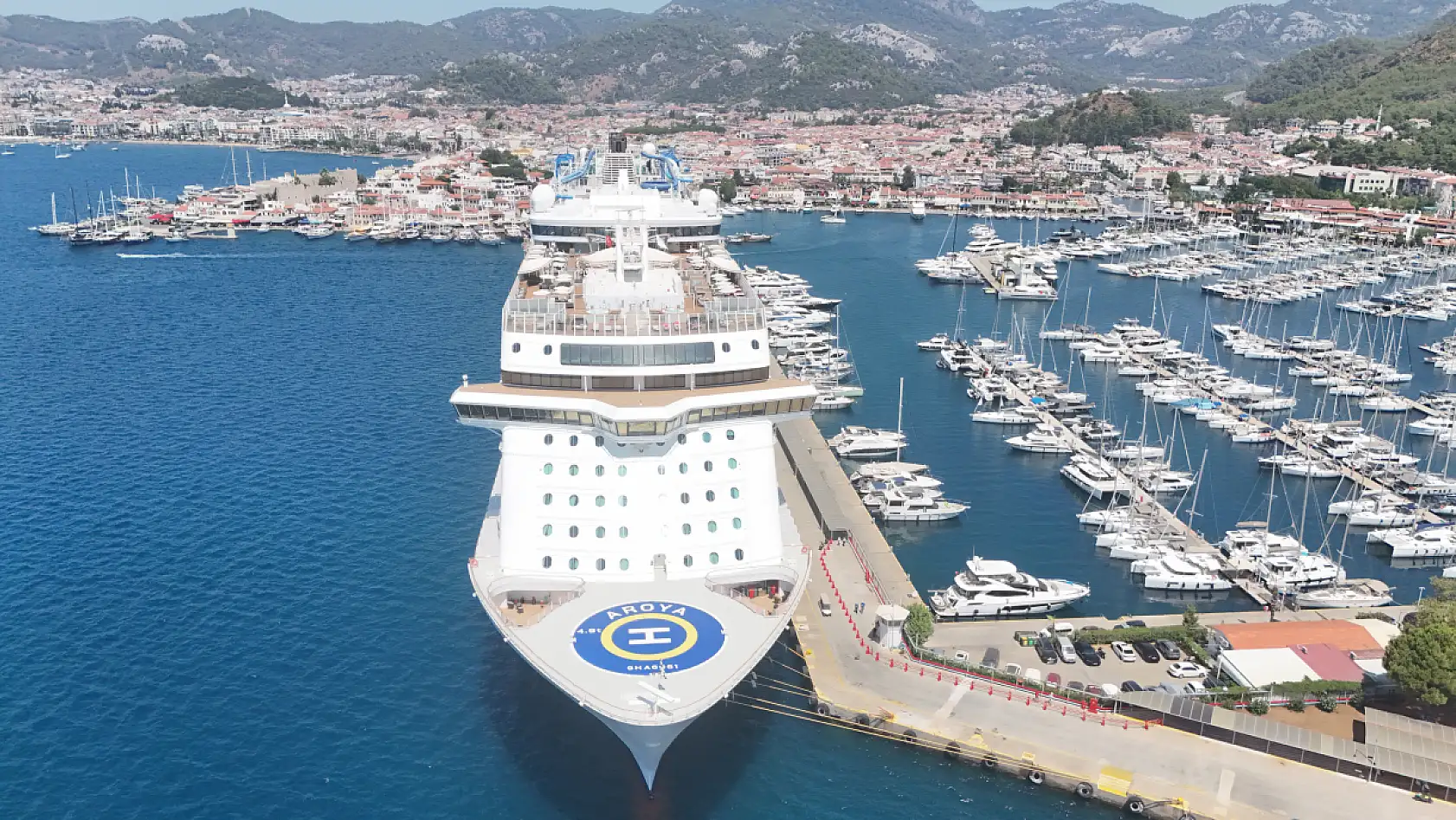 'Aroya' kruvaziyeri 2 bin 241 yolcusuyla Marmaris'e geldi