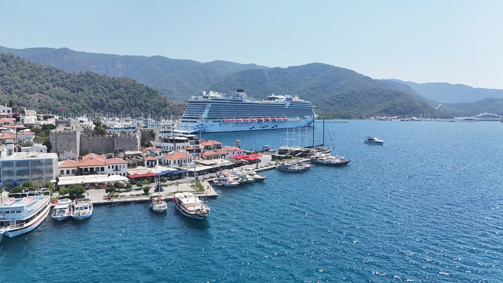 'Aroya' kruvaziyeri 2 bin 241 yolcusuyla Marmaris'e geldi