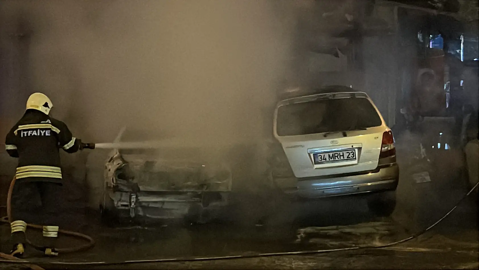 Muğla'da park halindeki iki otomobil ve bir elektrikli bisiklet yandı