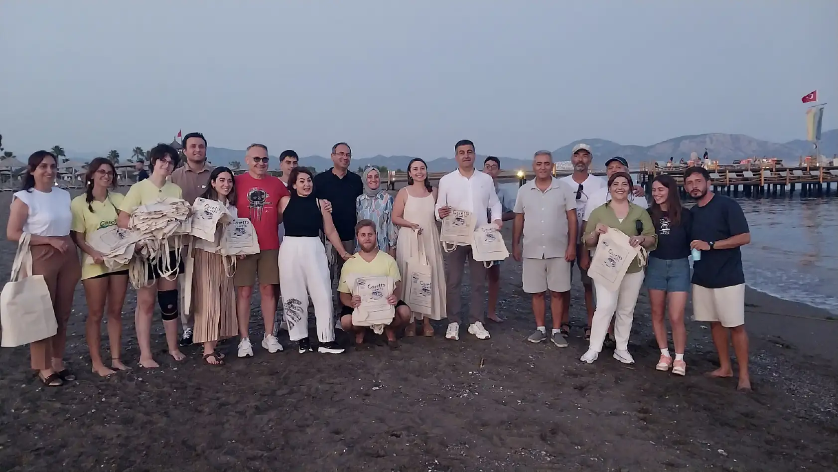 Muğla'da otel görevlilerinin kumsalda bulduğu caretta caretta yavruları denize ulaştırıldı