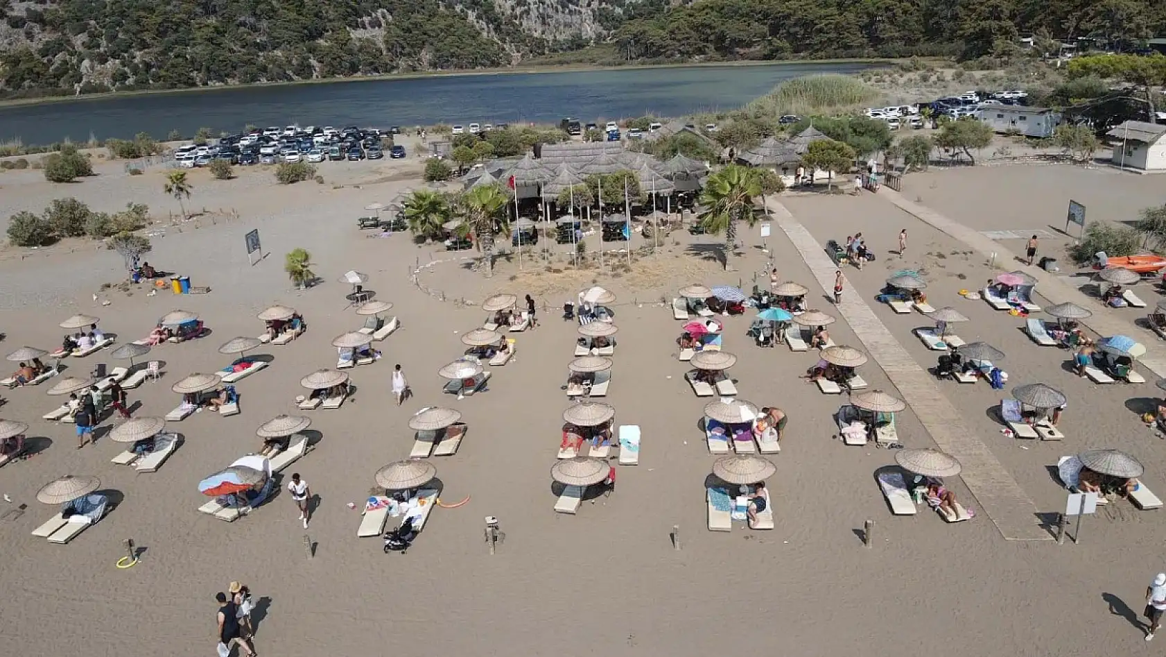 Muğla'da sıcaktan bunalanlar sahillerde yoğunluk oluşturdu