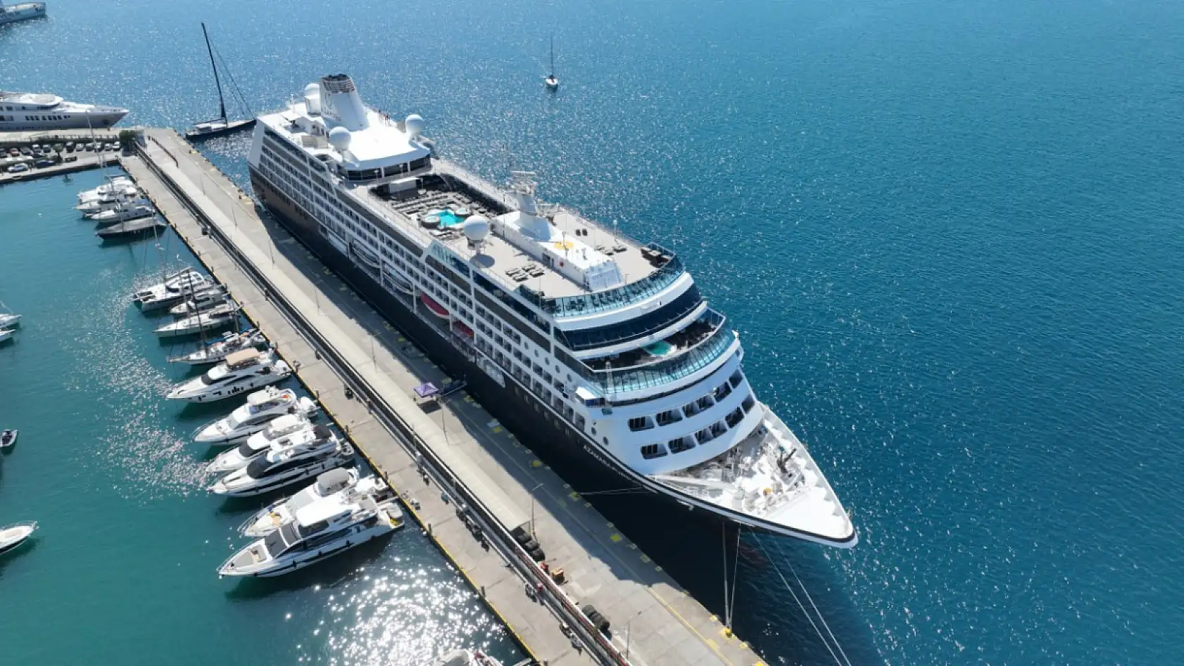 'Azamara Pursuit' kruvaziyeri 680 yolcusuyla Marmaris'e geldi