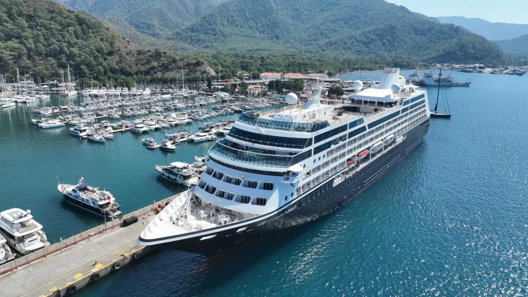 'Azamara Pursuit' kruvaziyeri 680 yolcusuyla Marmaris'e geldi