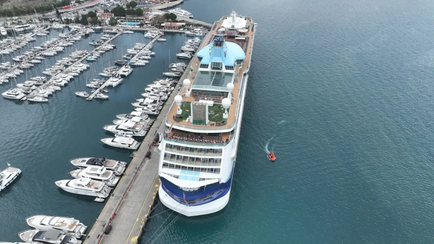 'Marella Discovery 2' kruvaziyeri Marmaris'e 1695 turist getirdi